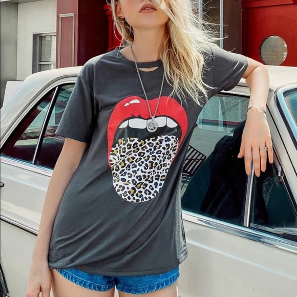 Red Lips Tongue Leopard l Print Tee Shirt Charcoal - Picture 2 of 3